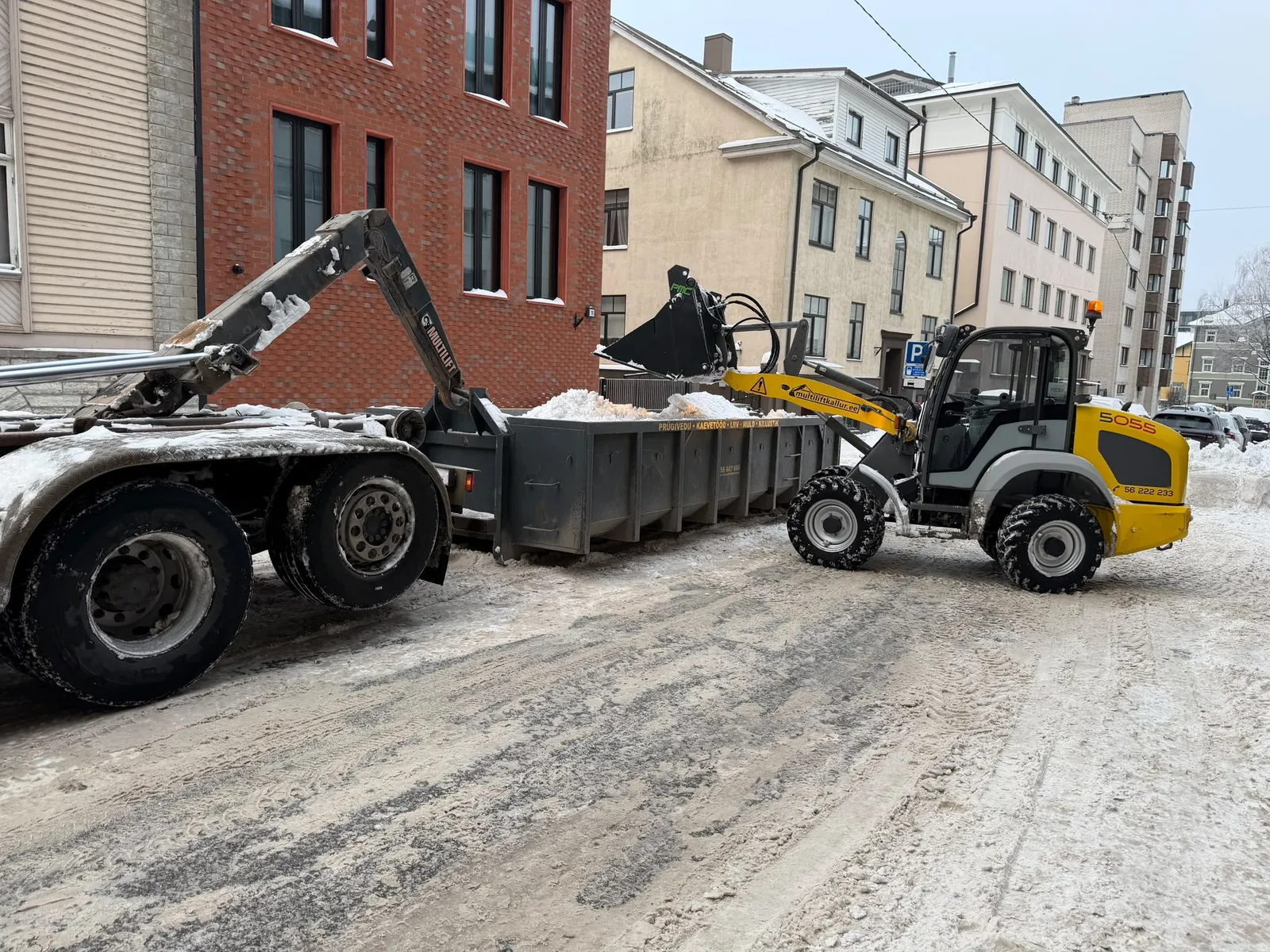 Lume äravedu multilift-konteineriga kesklinnas