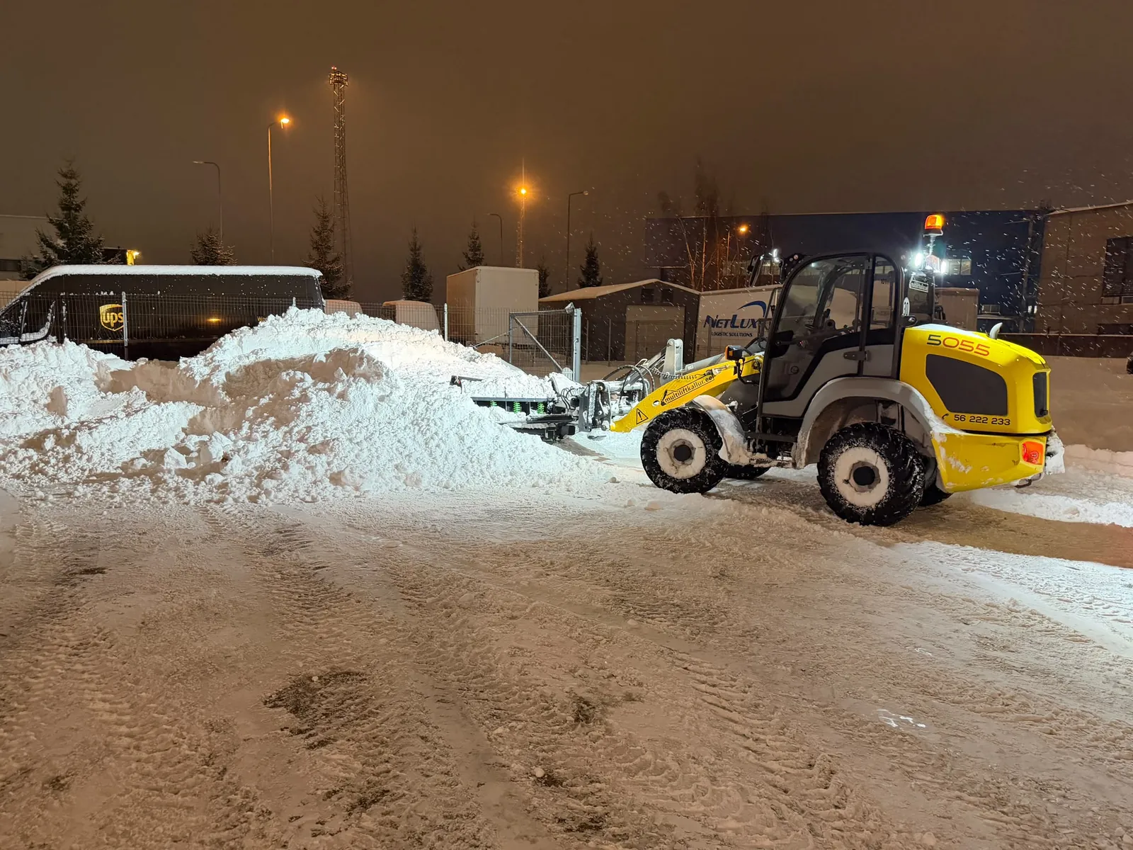 Lumekoristus ettevõtte parklas — Kramer 5055 laadur